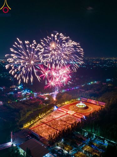 ภาพ No.109748:พิธีจุดประทีปถวายเป็นพุทธบูชา และบูชาธรรมมหาปูชนียาจารย์ วันที่ 10 มกราคม พ.ศ. 2567 ณ อนุสรณ์สถานคลองบางนางแท่น อ.สามพราน จ.นครปฐม