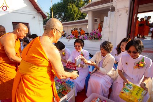 ภาพ No.197812:พิธีตักบาตรพระธรรมยาตรา ณ อนุสรณ์สถานลำดับที่ 4 สถานที่เกิดด้วยกายธรรม วัดโบสถ์(บน) ต.บางคูเวียง จ.นนทบุรี ในโครงการธรรมยาตรา กตัญญูบูชา มหาปูชนียาจารย์ พระมงคลเทพมุนี(สด จนฺทสโร) พระผู้ปราบมาร อนุสรณ์สถาน 7 แห่ง ปีที่ 13 วันที่ 19 มกราคม พ.ศ. 2568