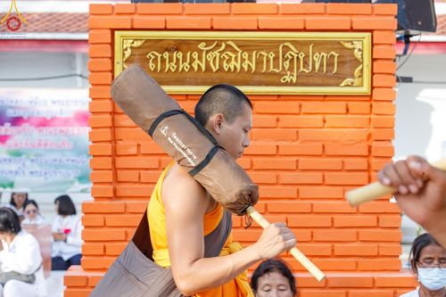 ภาพ No.193432:พิธีต้อนรับพระธรรมยาตรา ณ อนุสรณ์สถาน สถานที่เกิดในเพศสมณะ วัดสองพี่น้อง อำเภอสองพี่น้อง จังหวัดสุพรรณบุรี ในโครงการธรรมยาตรา กตัญญูบูชา มหาปูชนียาจารย์ พระมงคลเทพมุนี(สด จนฺทสโร) พระผู้ปราบมาร อนุสรณ์สถาน 7 แห่ง ปีที่ 13 วันที่ 11 มกราคม พ.ศ. 2568