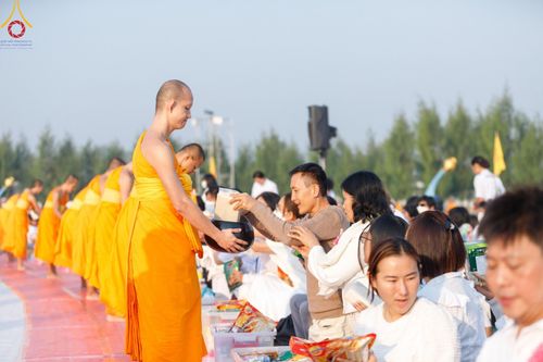 ภาพ No.201201:พิธีตักบาตรพระธรรมยาตรา ณ อนุสรณ์สถานลำดับที่ 5 สถานที่เผยแผ่วิชชาธรรมกายครั้งแรก อนุสรณ์สถานบางปลา วัดบางปลา อำเภอบางเลน จังหวัดนครปฐม ในโครงการธรรมยาตรา กตัญญูบูชา มหาปูชนียาจารย์ พระมงคลเทพมุนี(สด จนฺทสโร) พระผู้ปราบมาร อนุสรณ์สถาน 7 แห่ง ปีที่ 13