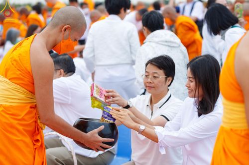 ภาพ No.118640:พิธีตักบาตรพระธรรมยาตรา ปีที่ 12 ณ อนุสรณ์สถานลำดับที่ 5 สถานที่เผยแผ่วิชชาธรรมกายครั้งแรก อนุสรณ์สถานบางปลา จ.นครปฐม วันที่ 25 มกราคม พ.ศ. 2567