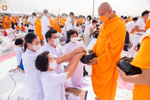 ภาพ No.49581:ประมวลภาพพิธีตักบาตรพระสงฆ์ 1,091 รูป เนื่องในวันแม่แห่งชาติ ณ ตลาดจัมโบ้ ชุดที่ 2