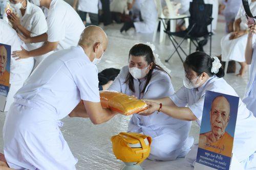 ภาพ No.47630:ประมวลภาพพิธีขอขมาและมอบผ้าไตร โครงการบรรพชาอุปสมบทหมู่ รุ่นเข้าพรรษา 2565