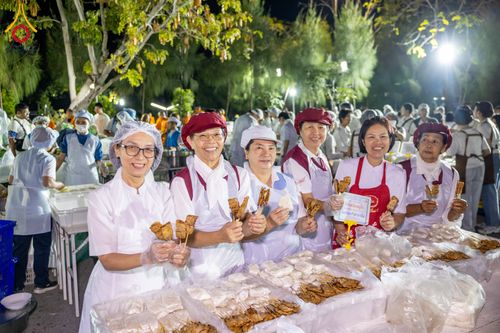 ภาพ No.289501:วันที่ 7 มกราคม พ.ศ. 2569 พิธีถวายภัตตาหารเป็นสังฆทาน แด่พระธรรมยาตรา ในโครงการธรรมยาตรา กตัญญูบูชา มหาปูชนียาจารย์ พระมงคลเทพมุนี(สด จนฺทสโร) พระผู้ปราบมาร อนุสรณ์สถาน 7 แห่ง ปีที่ 14 ณ อนุสรณ์สถานมหาวิหารพระมงคลเทพมุนี (โลตัสแลนด์) อ.สองพี่น้อง จ.สุพรร