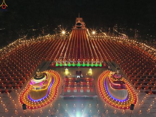 ภาพ No.289132:วันที่ 6 มกราคม พ.ศ. 2569 พิธีจุดประทีปถวายเป็นพุทธบูชา และบูชาธรรมมหาปูชนียาจารย์ ณ อนุสรณ์สถานมหาวิหารพระมงคลเทพมุนี (โลตัสแลนด์) อ.สองพี่น้อง จ.สุพรรณบุรี ในโครงการธรรมยาตรา กตัญญูบูชา มหาปูชนียาจารย์ พระมงคลเทพมุนี(สด จนฺทสโร) พระผู้ปราบมาร อนุสรณ์สถ