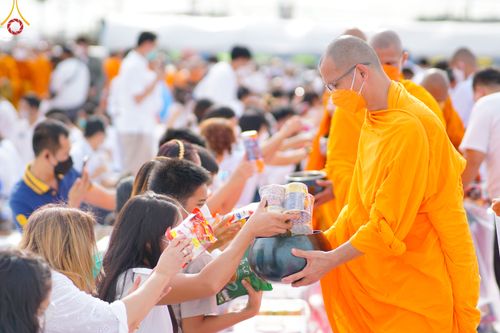 ภาพ No.49580:ประมวลภาพพิธีตักบาตรพระสงฆ์ 1,091 รูป เนื่องในวันแม่แห่งชาติ ณ ตลาดจัมโบ้ ชุดที่ 2