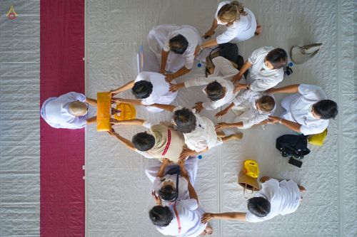 ภาพ No.47633:ประมวลภาพพิธีขอขมาและมอบผ้าไตร โครงการบรรพชาอุปสมบทหมู่ รุ่นเข้าพรรษา 2565