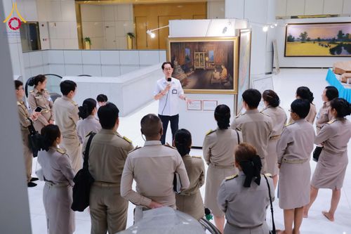 ภาพ No.311486:วันจันทร์ที่ 23 กุมภาพันธ์ พ.ศ. 2569 เปิดโลกทัศน์ผู้บริหารสถานศึกษายุคใหม่ เรียนรู้ต้นแบบการพัฒนาคนผ่านพลัง “บวร–V-Star” ผู้เข้ารับการพัฒนาตามโครงการ สพฐ. ศึกษาดูงานวัดพระธรรมกาย เสริมภาวะผู้นำคุณธรรมสู่การบริหารโรงเรียนอย่างยั่งยืน ณ อาคาร 100 ปี คุณยาย