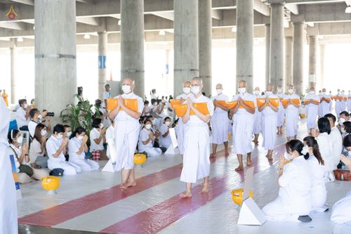 ภาพ No.47632:ประมวลภาพพิธีขอขมาและมอบผ้าไตร โครงการบรรพชาอุปสมบทหมู่ รุ่นเข้าพรรษา 2565