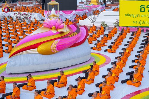 ภาพ No.294610:วันอาทิตย์ที่ 14 ธันวาคม พ.ศ.2568 พระธรรมยาตราปฏิบัติธรรมและถ่ายภาพหมู่ประวัติศาสตร์ ณ วัดสองพี่น้อง ต.ต้นตาล อ.สองพี่น้อง จ.สุพรรณบุรี ในโครงการธรรมยาตรา กตัญญูบูชา มหาปูชนียาจารย์ พระมงคลเทพมุนี(สด จนฺทสโร) พระผู้ปราบมาร อนุสรณ์สถาน 7 แห่ง ปีที่ 14