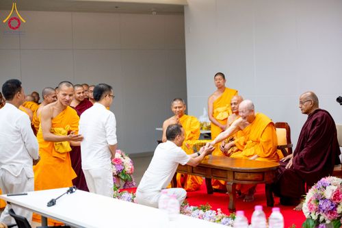 ภาพ No.222710:วันที่ 23 เมษายน พ.ศ. 2568 หลวงพ่อทัตตชีโวต้อนรับคณะสงฆ์เนปาล ณ อาคาร 100 ปี คุณยายมหารัตนอุบาสิกาจันทร์ ขนนกยูง วัดพระธรรมกาย