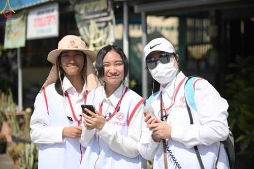 ภาพ No.198719:V.50 สารพัดV สารพัดดี ที่ธรรมยาตรา ในโครงการธรรมยาตรา กตัญญูบูชา มหาปูชนียาจารย์ พระมงคลเทพมุนี(สด จนฺทสโร) พระผู้ปราบมาร อนุสรณ์สถาน 7 แห่ง ปีที่ 13 ระหว่างวันที่ 2-31 มกราคม พ.ศ. 2568