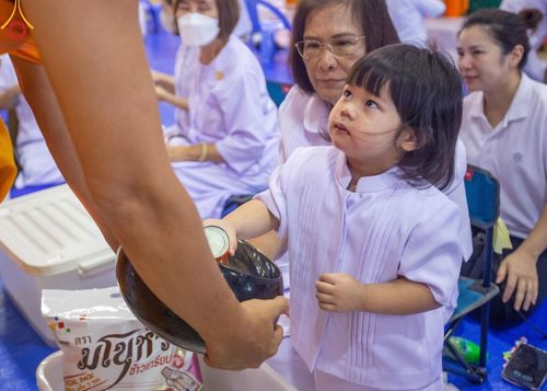 ภาพ No.123016:พิธีตักบาตร และพิธีบูชาข้าวพระ ในวันอาทิตย์ต้นเดือนที่ 4 กุมภาพันธ์ พ.ศ. 2567 ณ วัดพระธรรมกาย จ.ปทุมธานี