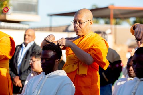 ภาพ No.231159:วันศุกร์ที่ 27 มิถุนายน พ.ศ. 2568 พิธีตัดปอยผมและพิธีปลงผมนาคธรรมทายาทแห่งทวีปแอฟริกา พ.ศ. 2568  โครงการบรรพชาอุปสมบทพระธรรมทายาทนานาชาติแห่งทวีปแอฟริกา ครั้งที่ 2 ณ วัดพระธรรมกายโจฮันเนสเบิร์ก สาธารณรัฐแอฟริกาใต้