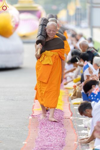 ภาพ No.120310:พิธีต้อนรับพระธรรมยาตรา ในโครงการธรรมยาตรา กตัญญูบูชา มหาปูชนียาจารย์ พระมงคลเทพมุนี(สด จนฺทสโร) พระผู้ปราบมาร อนุสรณ์สถาน 7 แห่ง ปีที่ 12 วันที่ 28 มกราคม พ.ศ. 2567 ณ วัดพระธรรมกาย จ.ปทุมธานี (ชุดที่ 2)