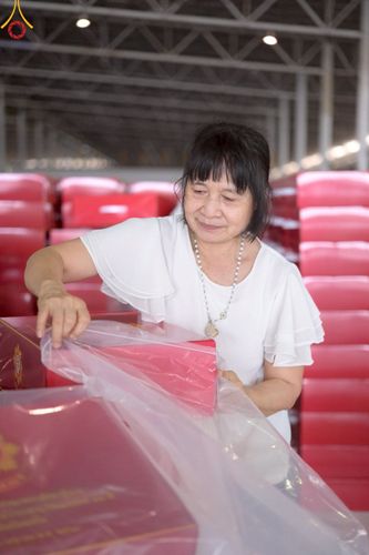 ภาพ No.214331:วันที่ 29 มีนาคม พ.ศ.2568 กิจกรรมใส่ถุงซิปกล่องไทยธรรม เพื่อรักษาความประณีตของกล่องไทยธรรม ในทุกสภาพอากาศ ณ บ้านแก้วเรือนทองคุณยาย วัดพระธรรมกาย