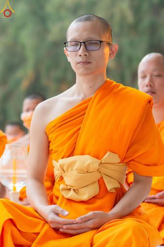 ภาพ No.190105:พิธีจุดประทีปถวายเป็นพุทธบูชา และบูชาธรรมมหาปูชนียาจารย์ ณ อนุสรณ์สถานมหาวิหารพระมงคลเทพมุนี (โลตัสแลนด์) อ.สองพี่น้อง จ.สุพรรณบุรี ในโครงการธรรมยาตรา กตัญญูบูชา มหาปูชนียาจารย์ พระมงคลเทพมุนี(สด จนฺทสโร) พระผู้ปราบมาร อนุสรณ์สถาน 7 แห่ง ปีที่ 13