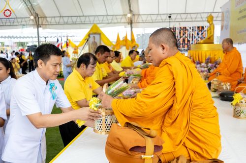 ภาพ No.146440:มหาสังฆทานถวายเป็นพุทธบูชาครั้งยิ่งใหญ่ โครงการทำบุญตักบาตร เพื่อถวายเป็นพระราชกุศล เนื่องในโอกาสมหามงคลเฉลิมพระชนมพรรษา พระบาทสมเด็จพระเจ้าอยู่ห้วฯ ทรงเจริญพระชนมพรรษา 6 รอบ 72 พรรษา