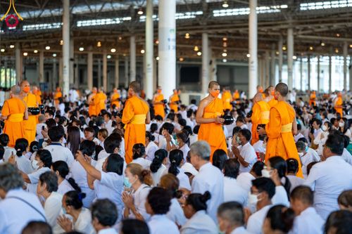 ภาพ No.92109:พิธีตักบาตร ในวันทอดกฐินสามัคคี ประจำปีพุทธศักราช 2566 วันอาทิตย์ต้นเดือนที่ 5 พฤศจิกายน พ.ศ. 2566 ณ สภาธรรมกายสากล วัดพระธรรมกาย จ.ปทุมธานี