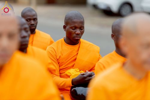 ภาพ No.232996:วันอาทิตย์ 29 มิถุนายน พ.ศ. 2568 กิจกรรมอบรมธรรมทายาทแอฟริกาใต้  ปฏิบัติธรรมสร้างสันติสุขภายใน แสงแห่งพุทธธรรมสู่แผ่นดินแอฟริกาใต้ ณ บริเวณหน้าวัดพระธรรมกายโจฮันเนสเบิร์ก