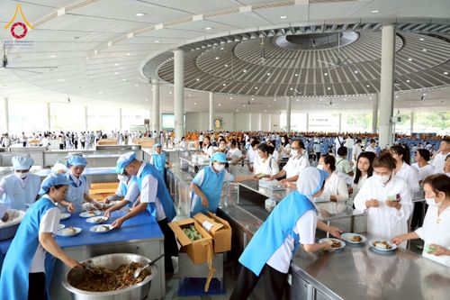 ภาพ No.226525:วันที่ 26 พฤษภาคม พ.ศ. 2568 พิธีบุพเปตพลี ครั้งที่ 164 ร่วมอุทิศบุญแด่หมู่ญาติที่ล่วงลับไปแล้ว และสืบทอดอายุพระพุทธศาสนา ณ หอฉันคุณยายอาจารย์ฯ วัดพระธรรมกาย