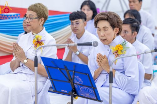 ภาพ No.160798:พิธีเจริญพระพุทธมนต์ และปิดแผ่นทองรูปเหมือน พระเดชพระคุณพระมงคลเทพมุนี (สด จนฺทสโร) พระผู้ปราบมาร จำนวน 3 องค์ วันเสาร์ที่ 5 ตุลาคม พ.ศ. 2567 ณ อาคารปลูกศรัทธา 2 (ชานชลาเดิม) วัดพระธรรมกาย อ.คลองหลวง จ.ปทุมธานี