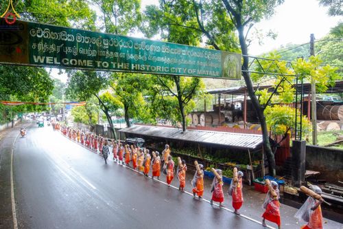 ภาพ No.140996:PhotoStory มหาศรัทธา ธรรมยาตราศรีลังกา EP.5 โครงการสยาม-ลังกา ธรรมยาตรา ฉลองเทศกาลวิสาขบูชาแห่งชาติ ศรีลังกา บูชาธรรม 80 ปีหลวงพ่อธัมมชโย เส้นทางจาก เมืองดัมบูลลา ไปยัง เมืองมาตะเล ตั้งแต่วันที่ 17-20 พฤษภาคม พ.ศ.2567