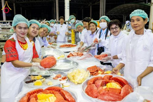ภาพ No.203670:พิธีถวายภัตตาหารเป็นสังฆทาน แด่พระธรรมยาตรา ณ วัดพระธรรมกาย ตำบลคลองสาม อำเภอคลองหลวง จังหวัดปทุมธานี ในโครงการธรรมยาตรา กตัญญูบูชา มหาปูชนียาจารย์ พระมงคลเทพมุนี(สด จนฺทสโร) พระผู้ปราบมาร อนุสรณ์สถาน 7 แห่ง ปีที่ 13 วันที่ 30 มกราคม พ.ศ. 2568