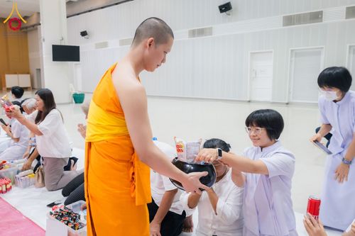 ภาพ No.60773:พิธีตักบาตรพระภิกษุสามเณร ธรรมทายาทระดับอุดมศึกษา วันเสาร์ที่ 20 เมษายน พ.ศ. 2567 ณ ห้องปฎิบัติธรรม ชั้นลอย มหารัตนวิหารคด 13 วัดพระธรรมกาย จ.ปทุมธานี