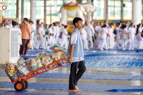 ภาพ No.125361:V.27 มาฆะ สาธุ  การรับบุญเตรียมงาน ปฎิบัติงาน เก็บงาน ของเจ้าหน้าที่หน่วยงานต่างๆ เพื่อวันมาฆบูชา วันเสาร์ที่ 24 กุมภาพันธ์  พ.ศ. 2567 ณ วัดพระธรรมกาย จ.ปทุมธานี