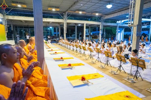 ภาพ No.188908:พิธีถวายภัตตาหารเป็นสังฆทาน แด่พระธรรมยาตรา ในโครงการธรรมยาตรา กตัญญูบูชา มหาปูชนียาจารย์ พระมงคลเทพมุนี(สด จนฺทสโร) พระผู้ปราบมาร ปีที่ 13 ณ อนุสรณ์สถานมหาวิหารพระมงคลเทพมุนี (โลตัสแลนด์) อ.สองพี่น้อง จ.สุพรรณบุรี วันที่ 4 มกราคม พ.ศ.2568