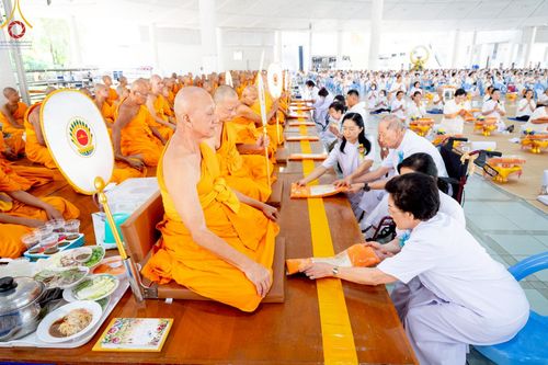 ภาพ No.220695:วันเสาร์ที่ 26 เมษายน พ.ศ.2568 (วันพระ แรม 15 ค่ำ เดือน 5) พิธีถวายภัตตาหารเมนูสวรรค์ "เพื่อการบรรลุธรรม" และ พิธีบุพเปตพลี ครั้งที่ 163 ร่วมอุทิศบุญแด่หมู่ญาติที่ล่วงลับไปแล้ว และสืบทอดอายุพระพุทธศาสนา ณ หอฉันคุณยายอาจารย์ฯ วัดพระธรรมกาย