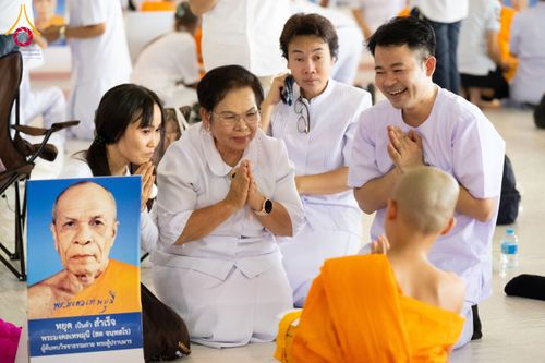 ภาพ No.134975:พิธีถวายบาตรแด่นาคธรรมทายาท ในโครงการบรรพชาสามเณรฟื้นฟูพระพุทธศาสนาทั่วไทย ณ สภาธรรมกายสากล วัดพระธรรมกาย จ.ปทุมธานี วันเสาร์ที่ 6 เมษายน พ.ศ. 2567