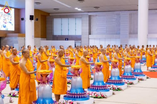 ภาพ No.215705:วันอาทิตย์ต้นเดือนที่ 6 เมษายน พ.ศ. 2568 พิธีทอดผ้าป่าสมทบ เพื่องานถวายมหาสังฆทาน 40,000 กว่าวัดทั่วประเทศ ณ สภาธรรมกายสากล วัดพระธรรมกาย