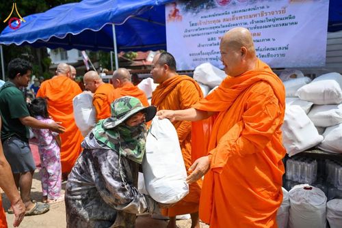 ภาพ No.159340:วันศุกร์ที่ 25 กันยายน พ.ศ. 2567 วัดพระธรรมกาย มูลนิธิธรรมกาย และคณะศิษยานุศิษย์ฯ ร่วมสมทบกัปปิยภัณฑ์ จำนวน 200,000 บาท สนับสนุนสำนักงานเจ้าคณะใหญ่หนตะวันออก ฝ่ายสาธารณสงเคราะห์ของมหาเถรสมาคม เพื่อช่วยเหลือผู้ประสบอุทกภัย