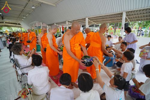 ภาพ No.144279:พิธีตักบาตรพระใหม่  โครงการบรรพชาอุปสมบทหมู่ ธรรมทายาทนานาชาติ (ภาษาจีน) ณ อาคารโถงช้าง วัดพระธรรมกาย วันอาทิตย์ที่ 14 กรกฎาคม พ.ศ. 2567