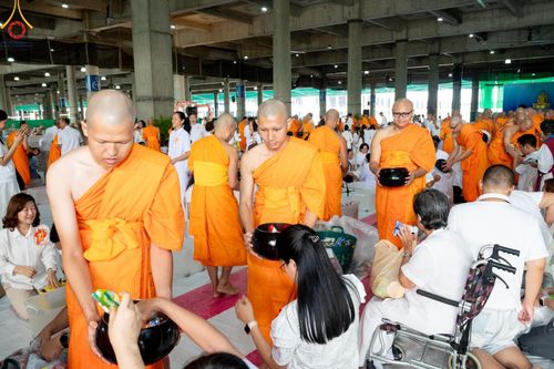ภาพ No.145729:พิธีตักบาตรฉลองพระใหม่ รุ่นเข้าพรรษา ณ วิหารคด วัดพระธรรมกาย วันเสาร์ที่ 20 กรกฎาคม พ.ศ. 2567