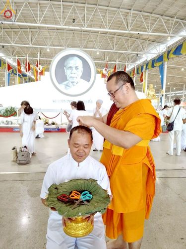 ภาพ No.223146:วันที่ 2 -10 พฤษภาคม พ.ศ. 2568 พิธีตัดปอยผม ปลงผม พิธีขอขมาลาอุปสมบทอุทิศชีวิต ของอุบาสก พิสิทธิ์ หมื่นแกล้ว  ณ วัดพระธรรมกาย