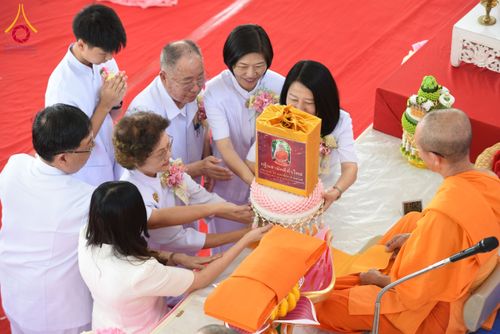 ภาพ No.175115:พิธีทอดกฐินสถาปนา แผ่นสิริฉะทะนะรัสมี(หลังคา) อาคาร 80 ปี หลวงพ่อธัมมชโย ณ ศูนย์ปฏิบัติธรรมวิหารแดง จ.สระบุรี วันเสาร์ที่ 9 พฤศจิกายน พ.ศ. 2567