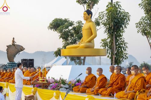 ภาพ No.101816:ตักบาตรพระ 10,000 รูป เติมบุญให้แผ่นดิน เนื่องในโอกาส 192 ปี จังหวัดกาญจนบุรี หนึ่งในโครงการตักบาตรพระ 2,000,000 รูป  77 จังหวัดทุกวัดทั่วไทย วันจันทร์ที่ 11 ธันวาคม พ.ศ. 2566 บริเวณถนนสองแคว (SKY WALK) เมืองกาญจนบุรี