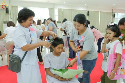 ภาพ No.216184:วันเสาร์ที่ 5 เมษายน พ.ศ. 2568 พิธีตัดปอยผม พิธีขอขมาผู้ปกครอง พิธีขอขมามอบผ้าไตร พิธีบรรพชา พิธีถวายบาตรสามเณร ณ ศูนย์ปฏิบัติธรรมและศูนย์อบรมเยาวชนเพชรบุรี ต.ท่าแลง อ.ท่ายาง จ.เพชรบุรี