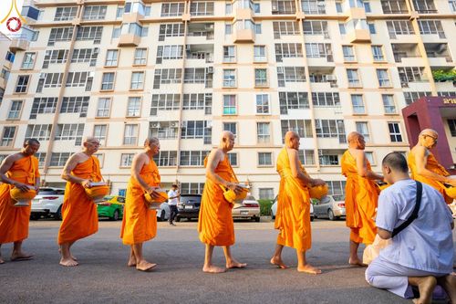 ภาพ No.136042:พระธรรมทายาท โครงการบวชพระนานาชาติ AEC & WAB ผู้บริหารรุ่นที่ 2 บิณฑบาต ณ หอฉันคุณยายอาจารย์ฯ เมืองแก้วมณี หมู่บ้านแก้วพุทธรักษา วันที่ 28 เมษายน พ.ศ. 2567