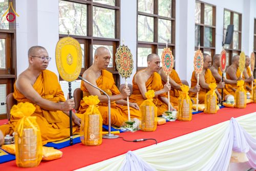 ภาพ No.179594:พิธีเจริญพระพุทธมนต์ พิธีทำบุญตักบาตรถวายพระราชกุศล และพิธีวางพานพุ่มดอกไม้ถวายราชสักการะ  แด่พระบาทสมเด็จพระบรมชนกาธิเบศร มหาภูมิพลอดุลยเดชมหาราช บรมนาถบพิตร เนื่องในวันคล้ายวันพระบรมราชสมภพ วันชาติ และวันพ่อแห่งชาติ วันพฤหัสบดีที่ 5 ธันวาคม พ.ศ. 2567 ณ