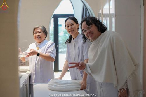 ภาพ No.159916:พิธีบูชาข้าวพระ วันอาทิตย์ต้นเดือน ณ วัดพระธรรมกายลอนดอน วันที่ 6 ตุลาคม พ.ศ. 2567