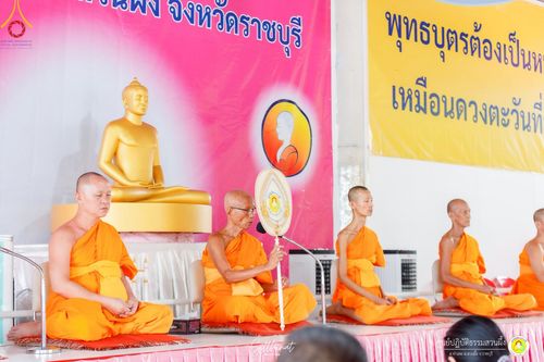 ภาพ No.215950:วันพฤหัสบดีที่ 3 เมษายน พ.ศ. 2568 พิธีบรรพชาสามเณร ภาคฤดูร้อน รุ่นที่ 15  บูชาธรรมหลวงพ่อธัมมชโย 81 ปี 81 รูป ณ ศูนย์ปฏิบัติธรรมสวนผึ้ง จ.ราชบุรี