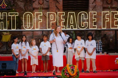 ภาพ No.156379:วัดพุทธบาหลีและวัดพระธรรมกาย จัดปฏิบัติธรรมนานาชาติ 1,151 คนจาก 78 ประเทศ ใน "วันสันติภาพสากล" ณ บาหลี อินโดนีเซีย วันเสาร์ที่ 21 กันยายน พ.ศ. 2567 เวลา 16.00-21.00 น. ณ พิพิธภัณฑ์ ARMA เมืองอูบุด จังหวัดบาหลี ประเทศอินโดนีเซีย