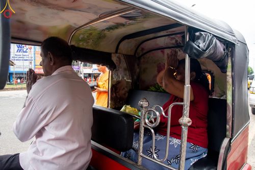 ภาพ No.139411:พิธีตักบาตรรอบเมืองดัมบุลล่า เทศกาลวิสาขบูชาแห่งชาติ ศรีลังกา เมื่อวันที่ 16 พฤษภาคมที่ผ่านมา คณะสงฆ์จากวัดพระธรรมกาย และคณะพระภิกษุสามเณรศรีลังกา ในโครงการสยาม-ลังกา ธรรมยาตรา ฉลองเทศกาลวิสาขบูชาแห่งชาติ ศรีลังกา บูชาธรรม 80 ปีหลวงพ่อธัมมชโย