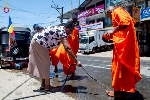 ภาพ No.225650:วันที่ 5 พฤษภาคม พ.ศ. 2568 พิธีบิณฑบาตรอบเมืองนูวราอิลิย่า ฉลองเทศกาลวิสาขบูชา แห่งชาติประเทศศรีลังกา