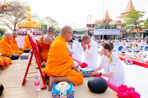 ภาพ No.58115:พิธีตักบาตรพระภิกษุและสามเณร 180 รูป ณ ลานองค์พระสมุทรเจดีย์ จ.สมุทรปราการ วันเสาร์ที่ 27 เมษายน พ.ศ. 2567