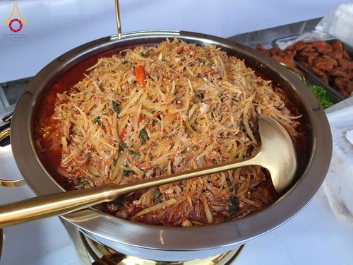 ภาพ No.197927:สาธุชนถวายภัตตาหารเป็นสังฆทาน แด่พระธรรมยาตรา ณ วัดโบสถ์(บน) ตำบลบางคูเวียง อำเภอบางกรวย จังหวัดนนทบุรี ในโครงการธรรมยาตรา กตัญญูบูชา มหาปูชนียาจารย์ พระมงคลเทพมุนี(สด จนฺทสโร) พระผู้ปราบมาร อนุสรณ์สถาน 7 แห่ง ปีที่ 13 วันที่ 19 มกราคม พ.ศ. 2568